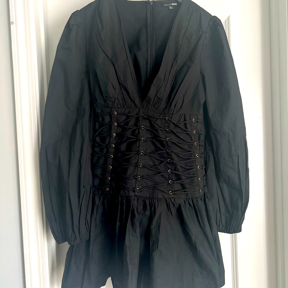 Black lace up dress Size L runs a little bit small. If you’re a Medium 👍🏽
